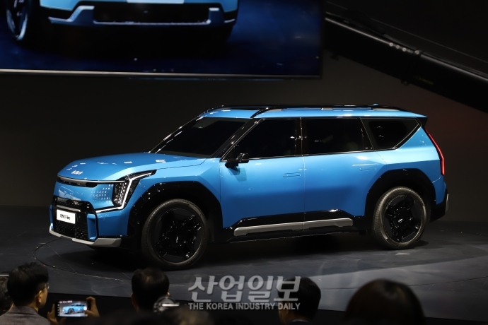 전통 강자 무너지는 자동차 업계…과감한 전환이 성패 갈랐다