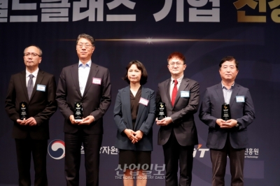 [포토뉴스] 수출, 고용 등 우수 성과 …‘월드클래스 명예기업 인증패’ 수여