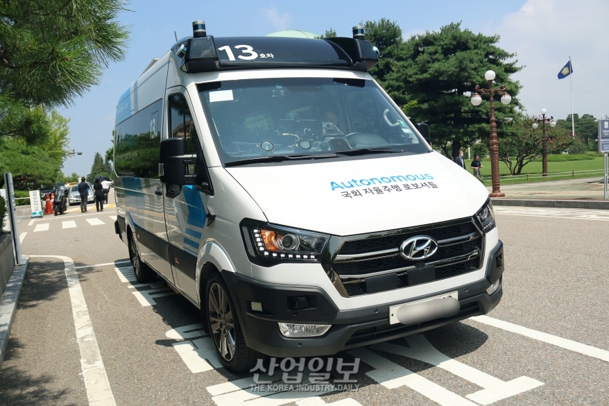국회 일대 달리는 자율주행 순환버스, 체험해보니...