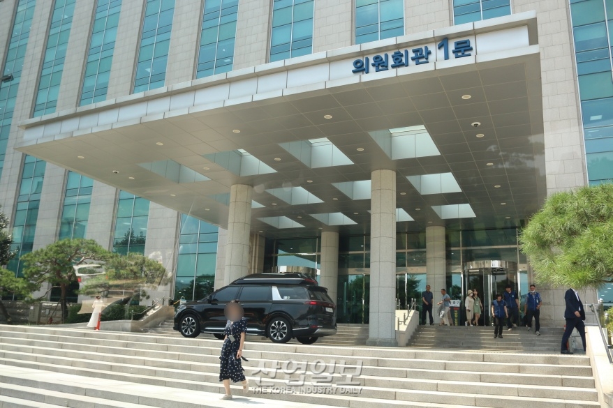 국회 일대 달리는 자율주행 순환버스, 체험해보니...