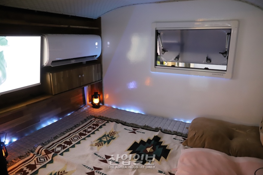 캠핑 박람회에 미니 카라반 등장...“캠핑, 편하게 즐겨요”