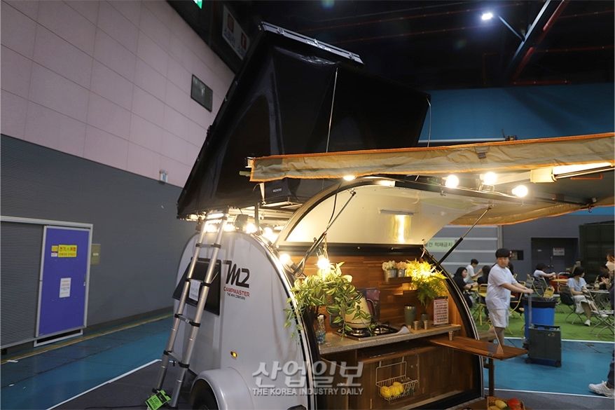 캠핑 박람회에 미니 카라반 등장...“캠핑, 편하게 즐겨요”
