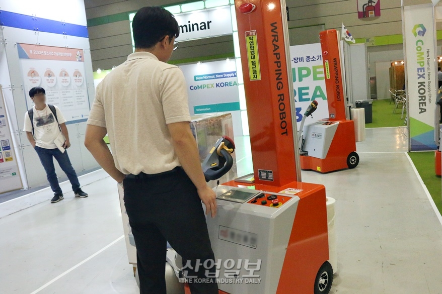 [포토뉴스] 작업공정 효율 높여주는 랩핑로봇 등장