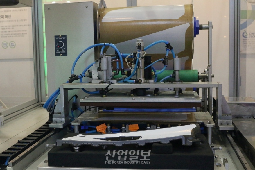 [포토뉴스] 자동차 보호필름 기기, 단계별로 작업 모드 변경이 되네”