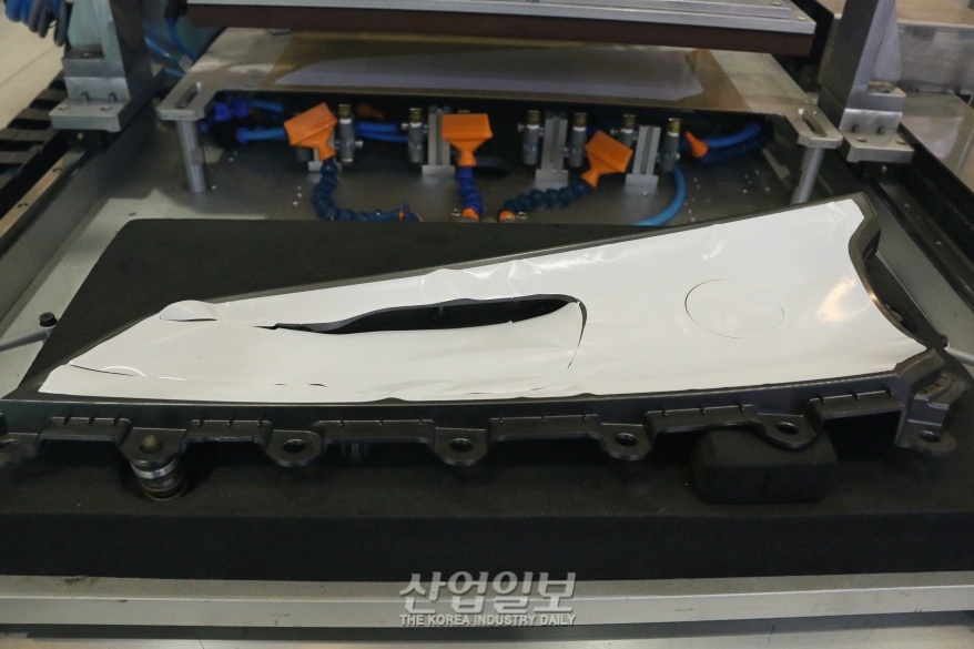 [포토뉴스] 자동차 보호필름 기기, 단계별로 작업 모드 변경이 되네”