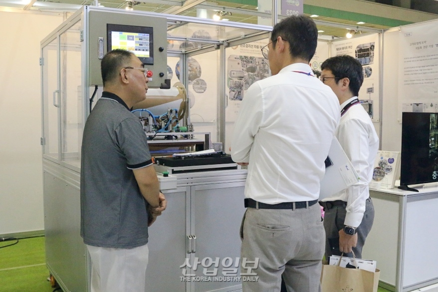 [포토뉴스] 자동차 보호필름 기기, 단계별로 작업 모드 변경이 되네”