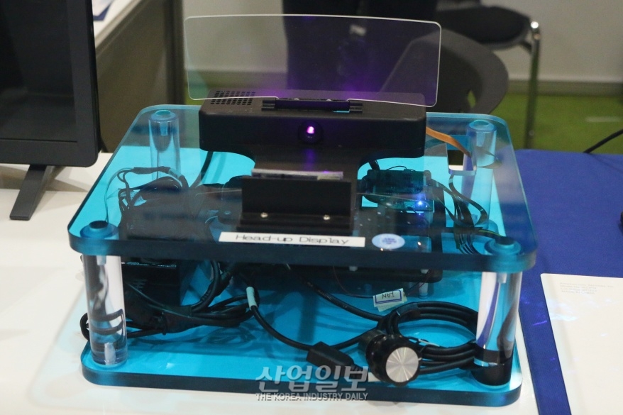 ‘레이저 광학 기술’로 차량 앞 유리에 교통 정보 구현