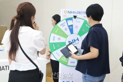 발길 끄는 전시 이벤트, “나도 한 번 해볼까”