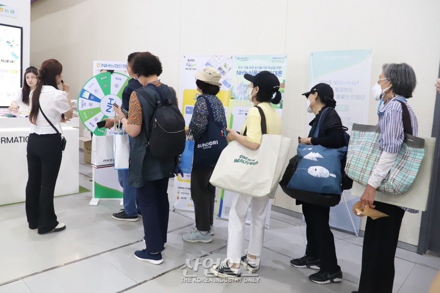 발길 끄는 전시 이벤트, “나도 한 번 해볼까”