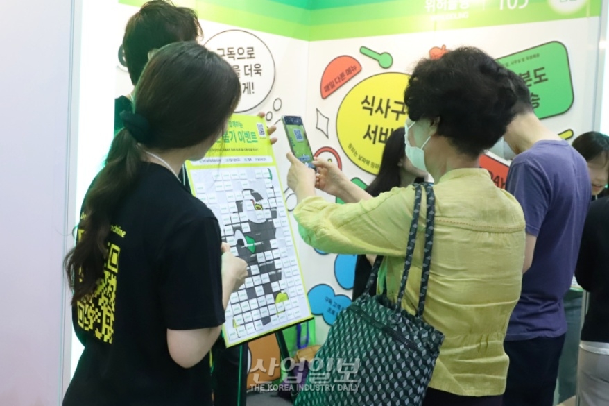 발길 끄는 전시 이벤트, “나도 한 번 해볼까”