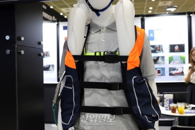 [코리아빌드] 추락 시 0.2초 만에 부푸는 ‘스마트 에어백 조끼’