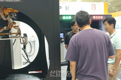 [코리아빌드] 팬터그래프로 주차된 전기버스 ‘자동으로’ 충전