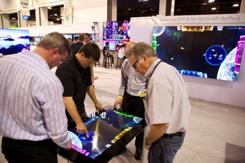 인포컴 2012에서 첨단 기업용 디스플레이 선보여